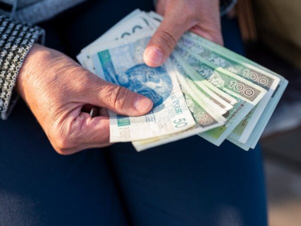 Renta rodzinna dla wdowy po 50. roku życia – warunki, dokumenty i procedura w ZUS